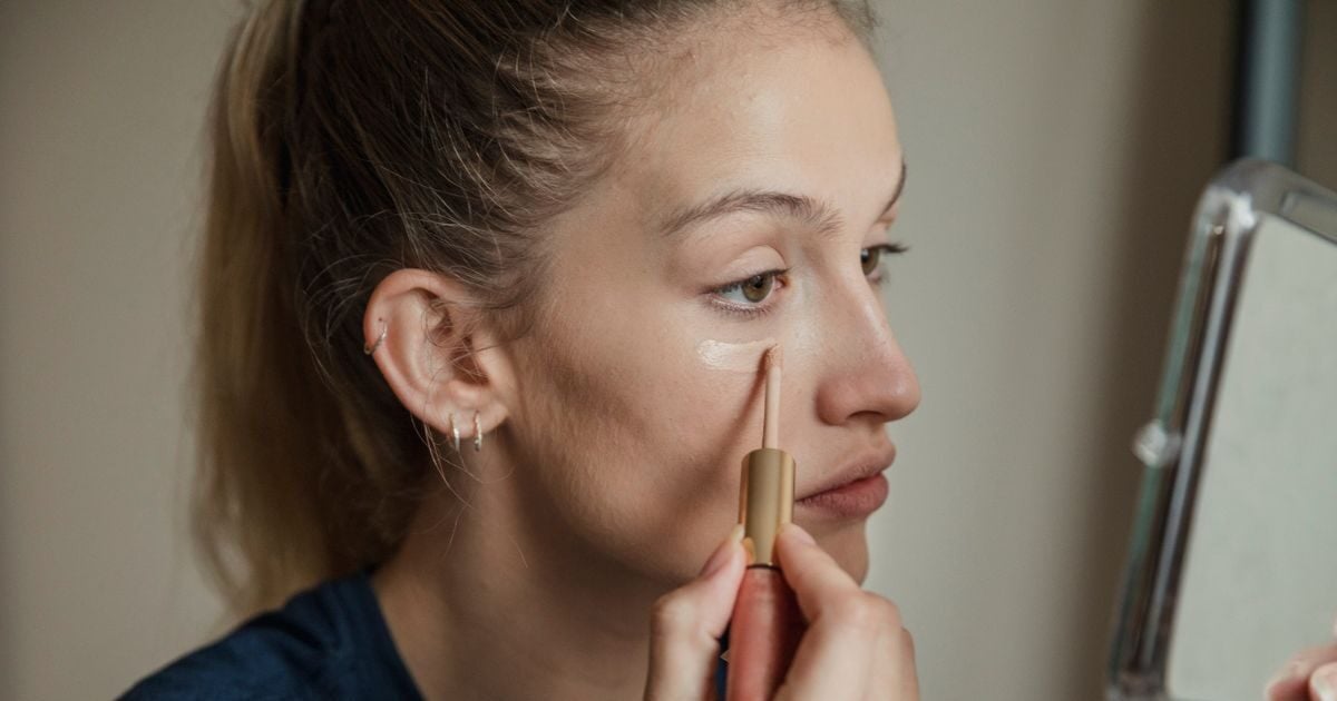Concealer και foundation: Πρέπει το concealer να είναι πιο ανοιχτό; Οι makeup artists απαντούν