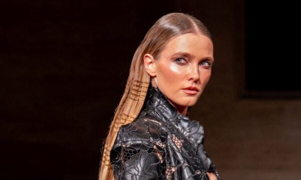 Crimped hair: Το χτένισμα των ’80s επέστρεψε στο fashion show του Christian Siriano