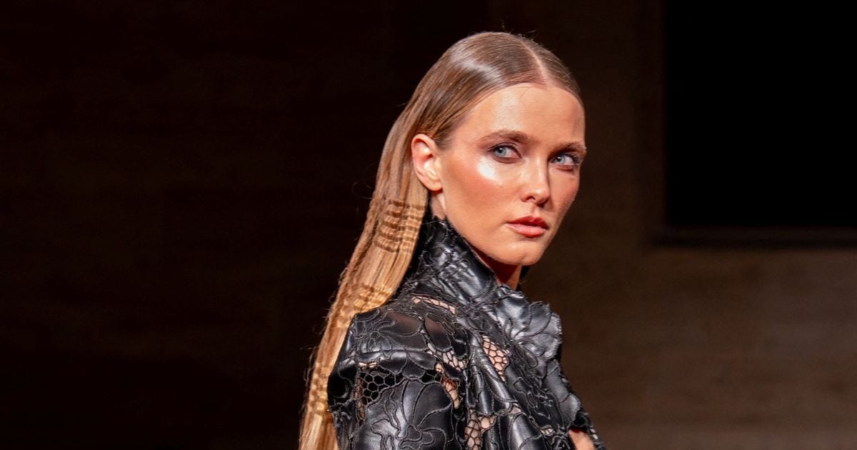 Crimped hair: Το χτένισμα των ’80s επέστρεψε στο fashion show του Christian Siriano