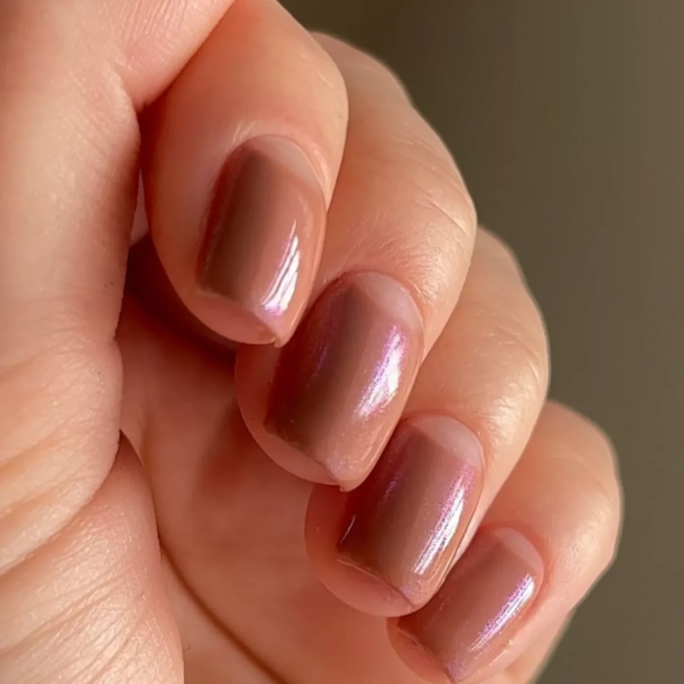 Caramel Nails: Η neutral απόχρωση που θα βλέπουμε παντού το φθινόπωρο και τον χειμώνα