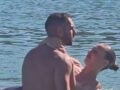 Κατερίνα Δαλάκα – Θέμης Αμβροσιάδης: Τρυφερά φιλιά σε παραλία της Μυκόνου – Βίντεο