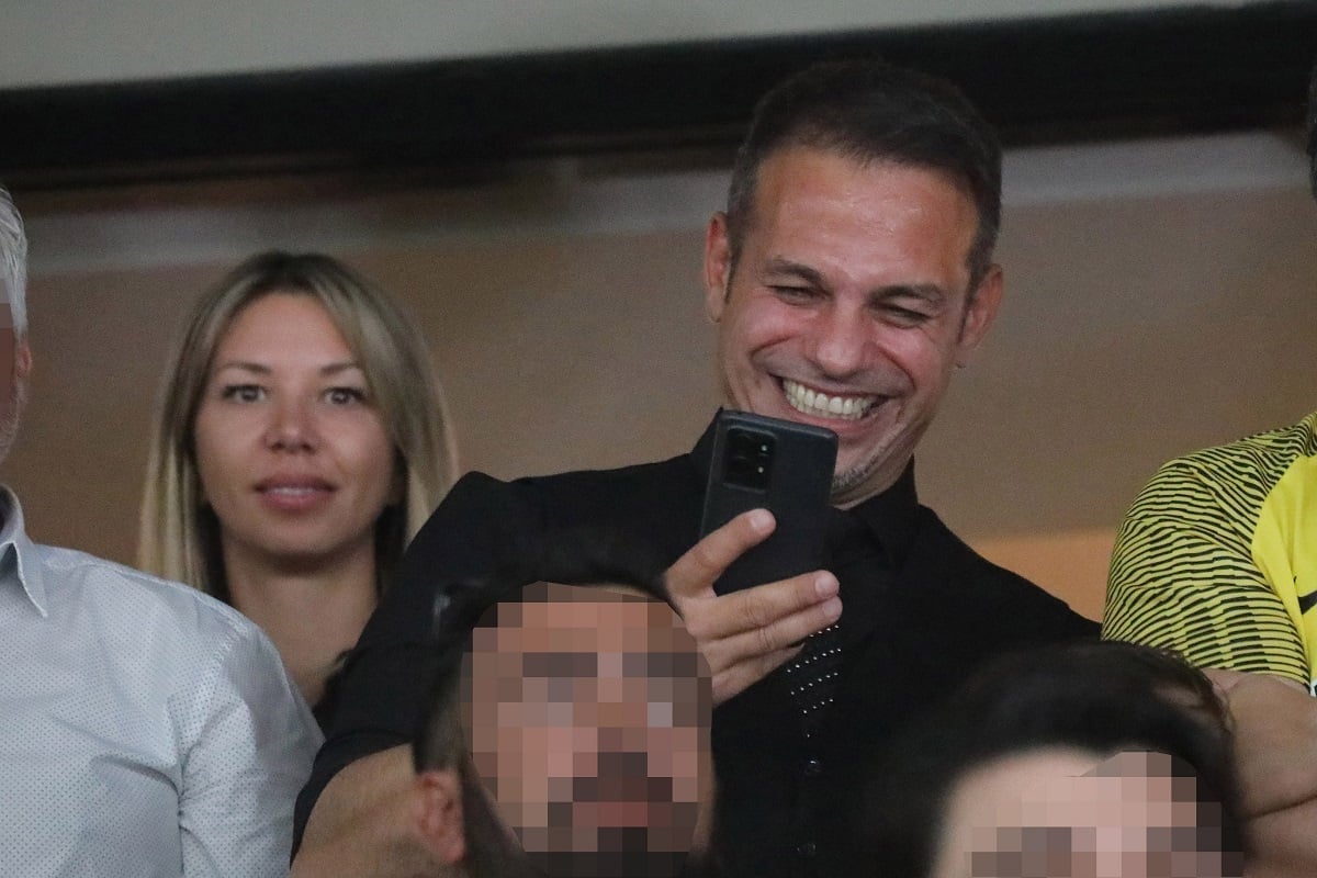 Ντέμης Νικολαΐδης: Βραδινή έξοδος, φανερά αδυνατισμένος έναν χρόνο μετά την απώλεια της συντρόφου του