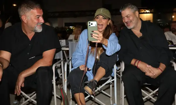 Βανδή – Μπισμπίκης: Selfie και χαμόγελα με τον Κονταρό στην πρεμιέρα της σειράς «Μαύρα Πουκάμισα»