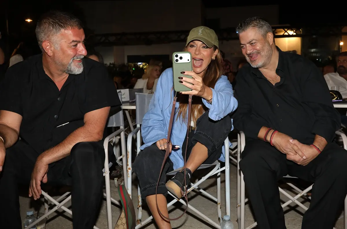Βανδή – Μπισμπίκης: Selfie και χαμόγελα με τον Κονταρό στην πρεμιέρα της σειράς «Μαύρα Πουκάμισα»