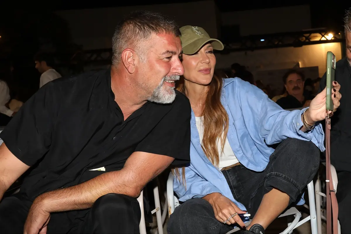 Βανδή – Μπισμπίκης: Selfie και χαμόγελα παρέα με τον Κονταρό στην πρεμιέρα της σειράς «Μαύρα Πουκάμισα»