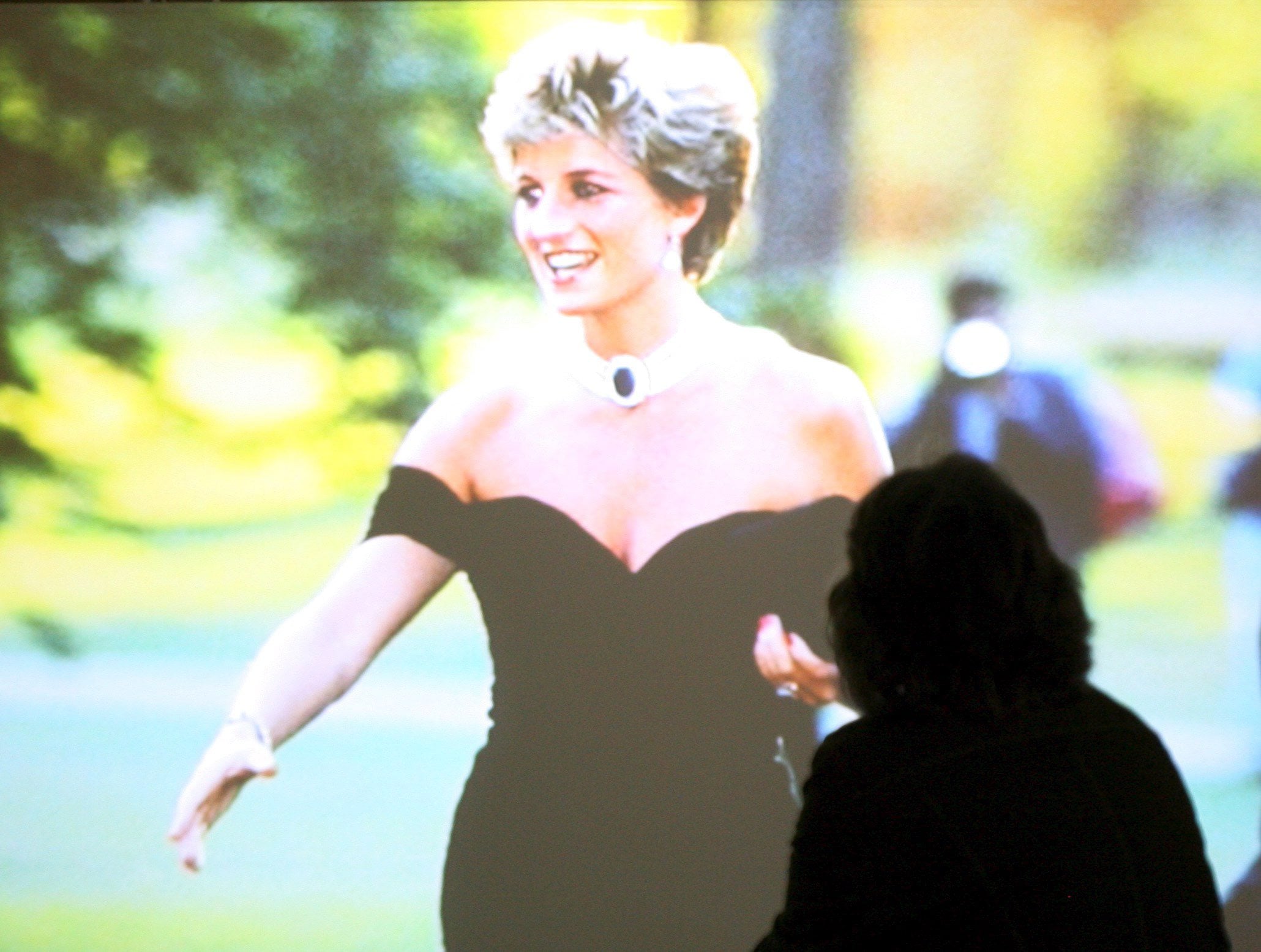 Πρίγκιπας Harry: Θέλει το revenge dress της Diana για τη Meghan