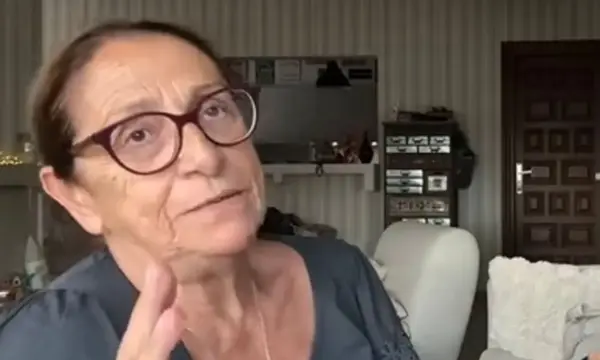 Η κυρία της φωτογραφίας είναι η μαμά πασίγνωστης ηθοποιού