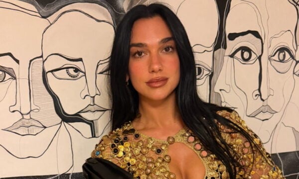 Dua Lipa: Ο χορός με ποτήρι στο κεφάλι στον γάμο του ξαδέλφου της στο Κόσοβο – Η εμφάνιση που ξεχώρισε