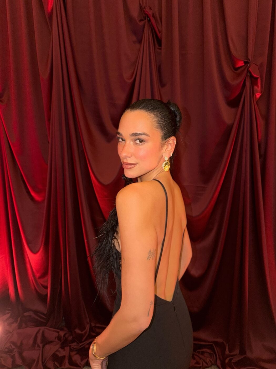 Dua Lipa: Ο χορός με ποτήρι στο κεφάλι στον γάμο του ξαδέλφου της στο Κόσοβο – Η εμφάνιση που ξεχώρισε
