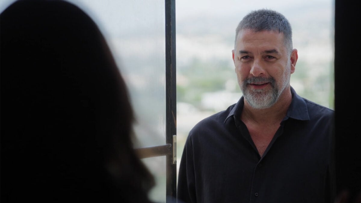 Δύο μαύρα πουκάμισα: Ο Μανούσος ξαναβλέπει τη Μαρκέλλα