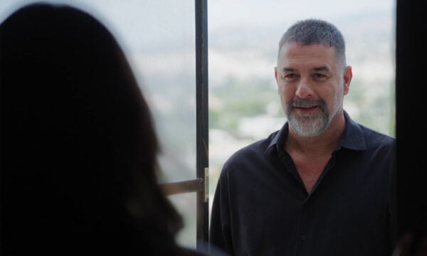Δύο μαύρα πουκάμισα: Ο Μανούσος ξαναβλέπει τη Μαρκέλλα