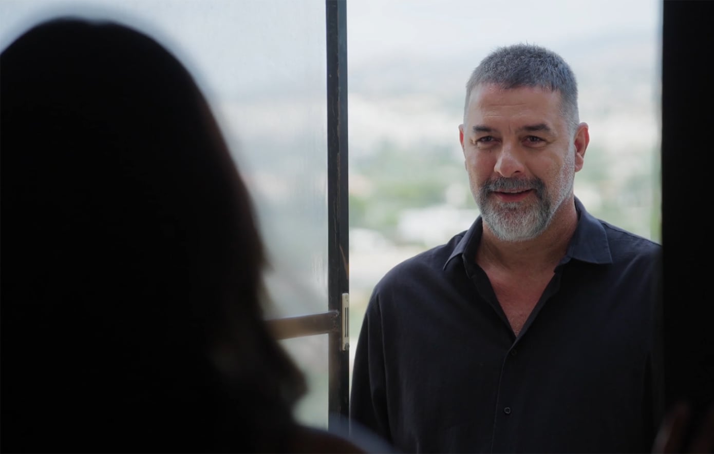 Δύο μαύρα πουκάμισα: Ο Μανούσος ξαναβλέπει τη Μαρκέλλα