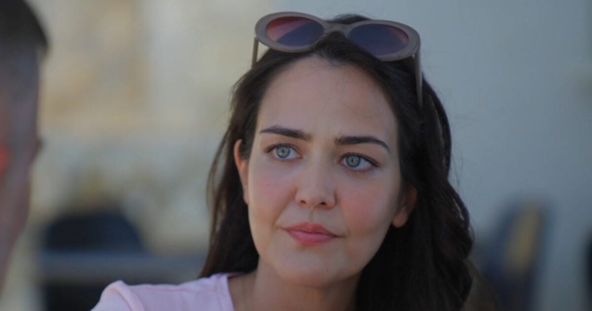 Η Μαρκέλλα δέχεται να βγει για καφέ με τον Σήφη στο νέο επεισόδιο του «Δύο μαύρα πουκάμισα»
