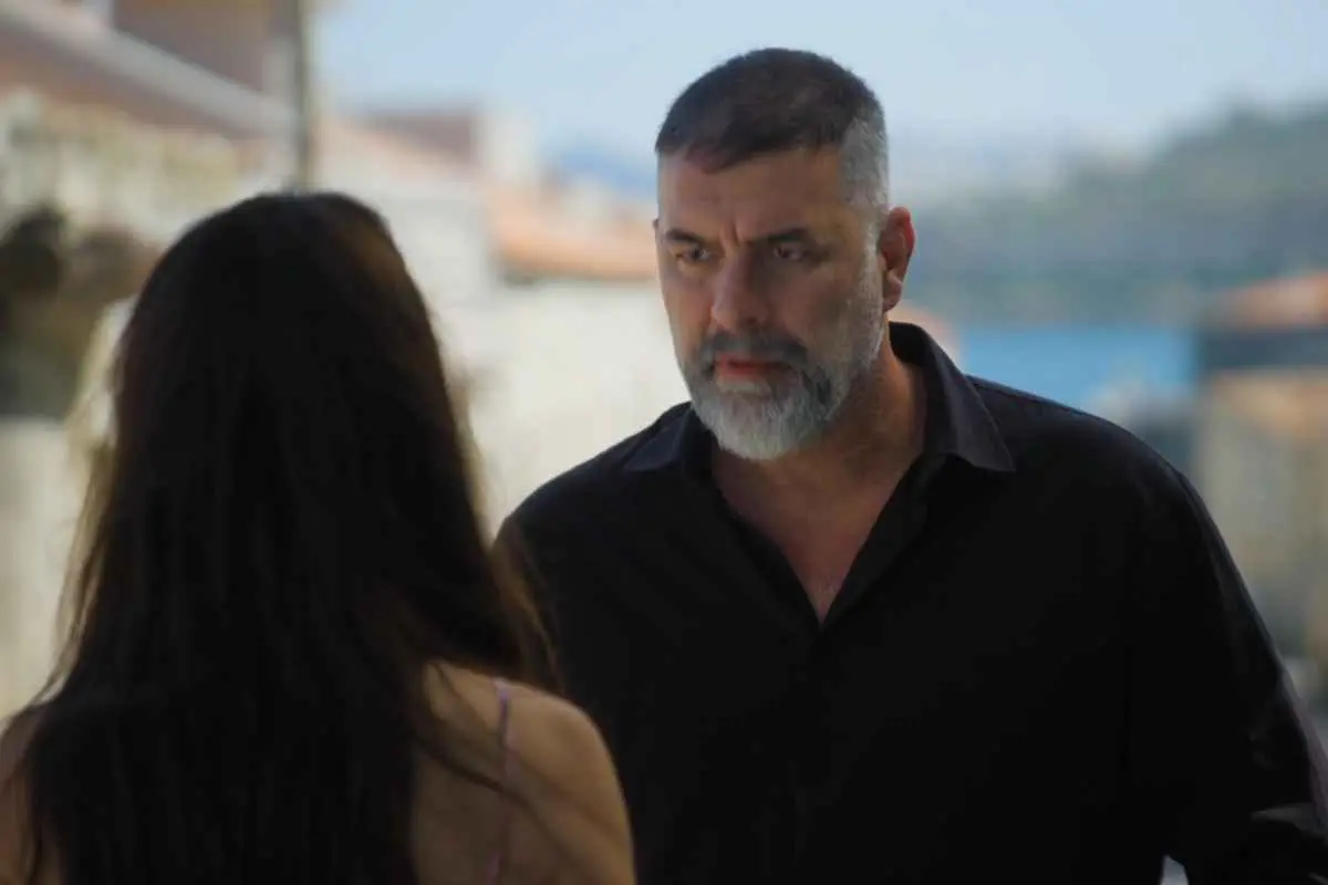 «Δύο μαύρα πουκάμισα»: Χαμός στο Χ με την πρεμιέρα – Τα σχόλια για Μπισμπίκη και Μυριαγκό