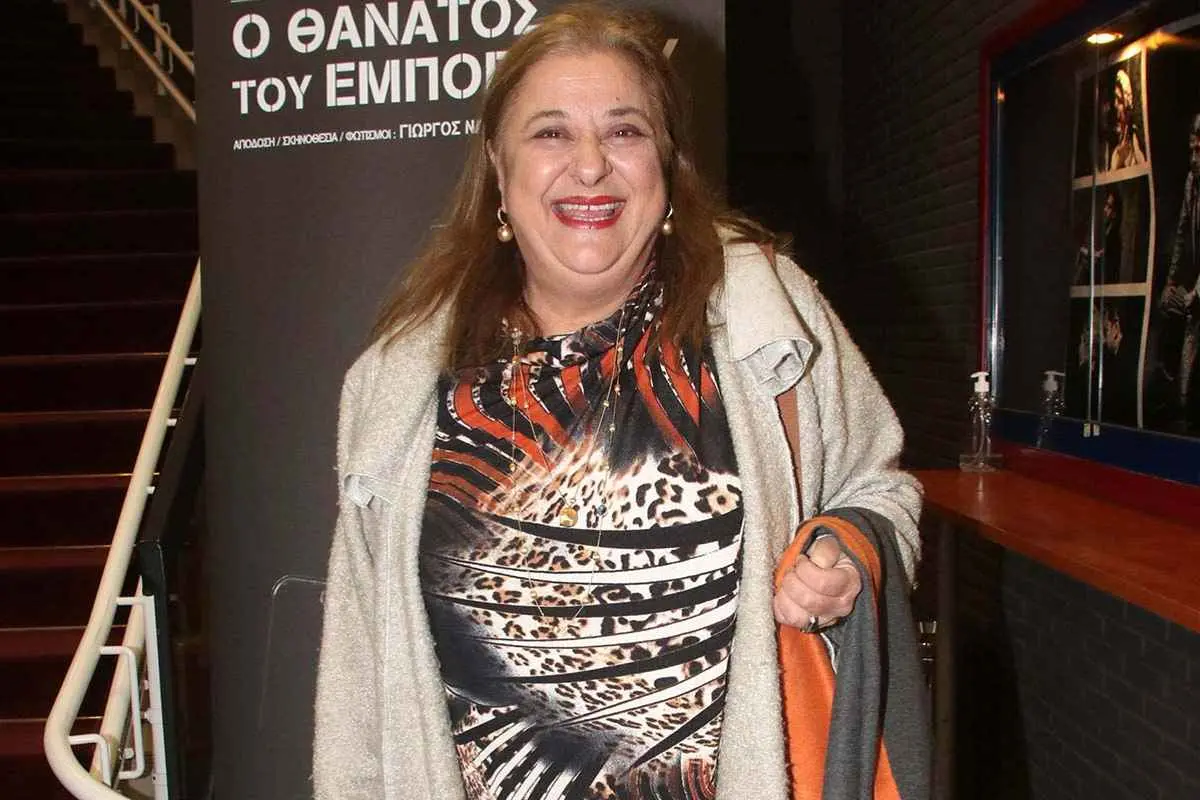 Ελισάβετ Κωνσταντινίδου: Από θαμώνας σε bartender σε βραδινή έξοδο – Το βίντεο