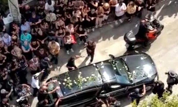 Γιώργος Μαζωνάκης: Η στιγμή που η σορός εξέρχεται της εκκλησίας – Το τελευταίο χειροκρότημα