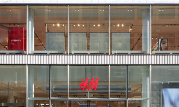Η H&M επανασυστήνει το εμβληματικό κατάστημά της στην Ερμού 54