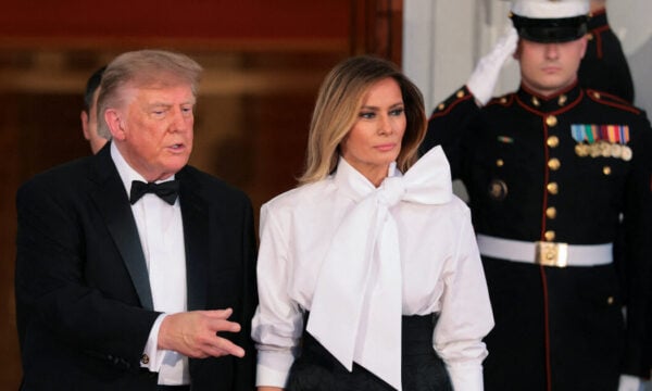Melania Trump: Η κομψή ασπρόμαυρη εμφάνισή της στη δεξίωση του Λευκού Οίκου