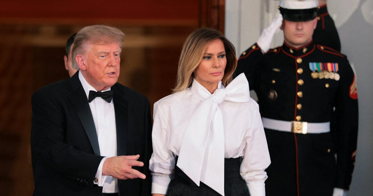 Melania Trump: Η κομψή ασπρόμαυρη εμφάνισή της στη δεξίωση του Λευκού Οίκου