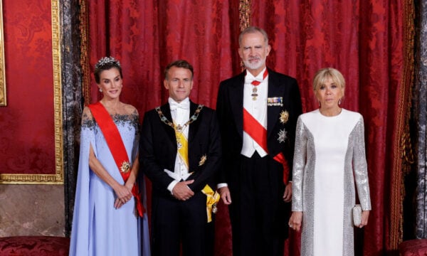 Queen Letizia – Brigitte Macron: Κομψές εμφανίσεις στο επίσημο δείπνο της Μαδρίτης