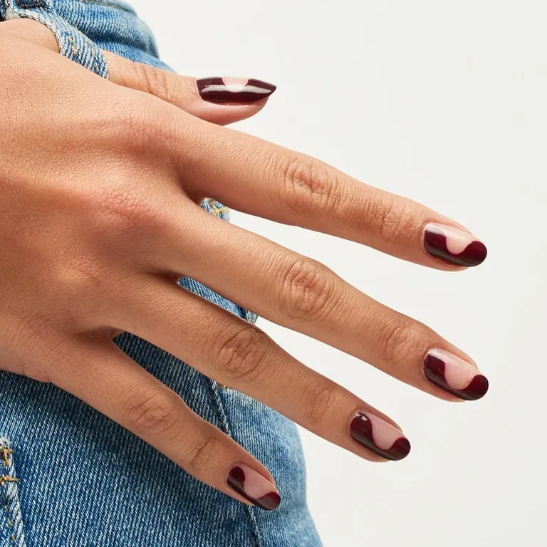 Burgundy nails: Η chic απόχρωση που θα λατρέψεις για το μανικιούρ του Οκτωβρίου