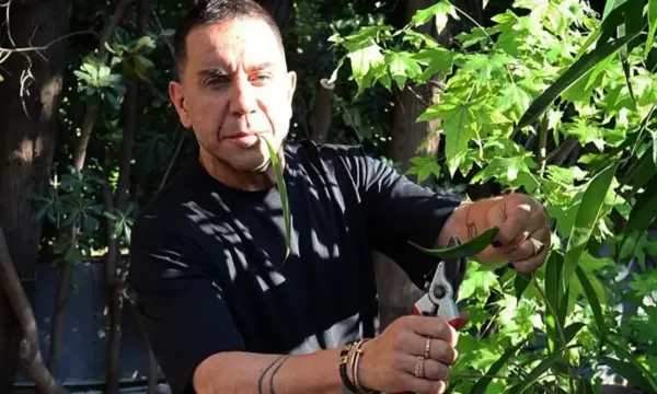 Γιώργος Μαζωνάκης: Το φιλανθρωπικό έργο του – «Τον αγκαλιάζανε όλοι οι άστεγοι του Πειραιά»
