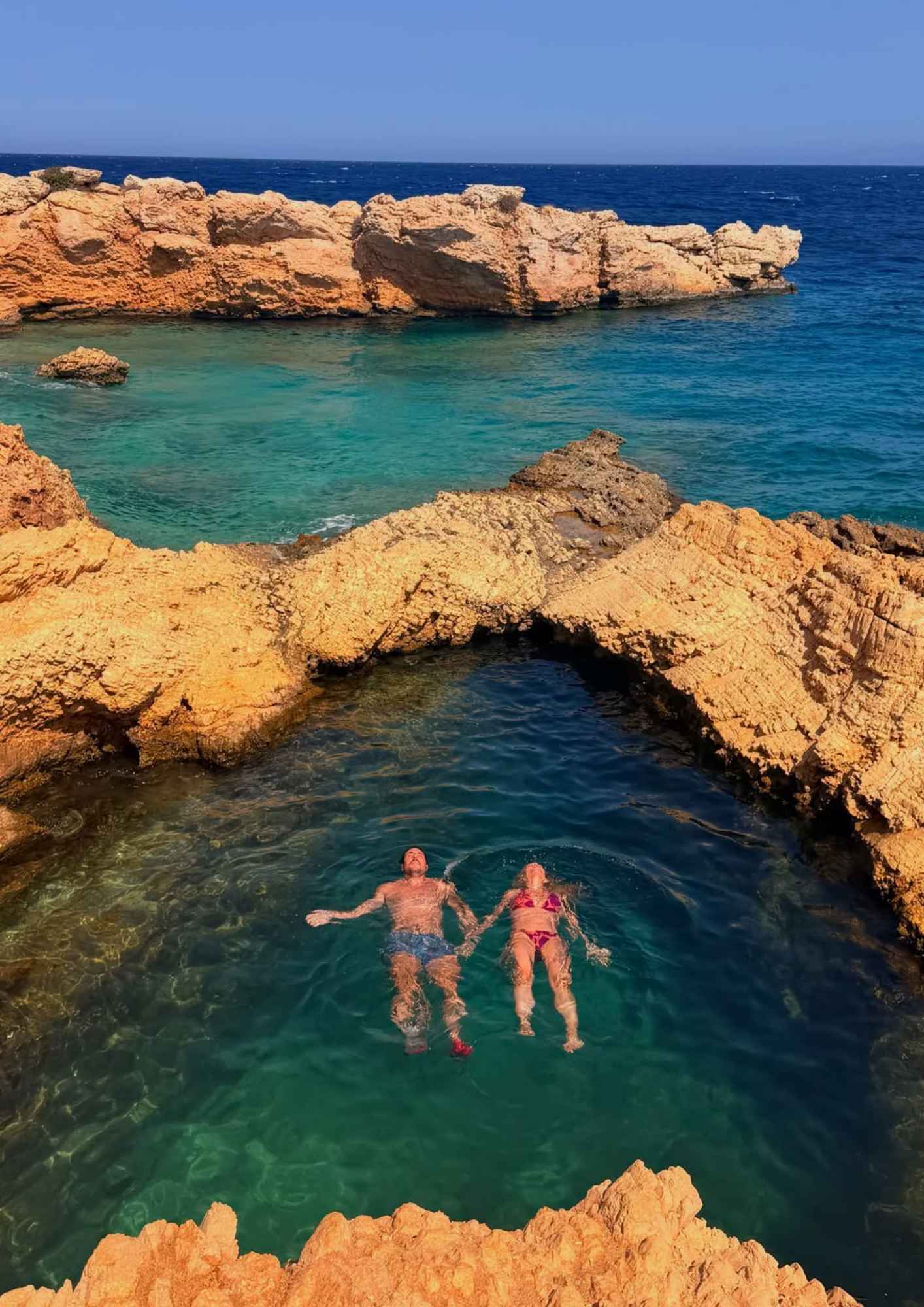 Γεροντιδάκης – Παπαδημητρίου μαζί στα Κουφονήσια: Ρομαντική στιγμή στην «Πισίνα» του νησιού