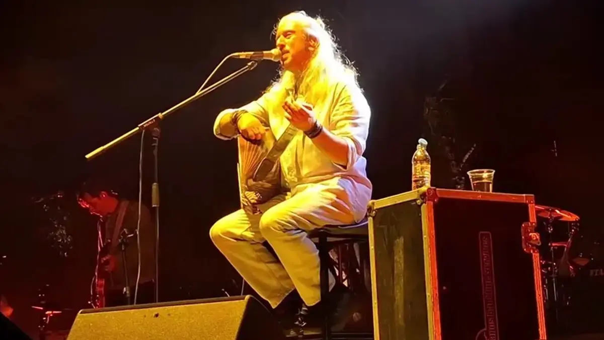 Γιάννης Χαρούλης: Αναφορά στον Μαζωνάκη σε συναυλία του – «Καλό παράδεισο Γιώργη»