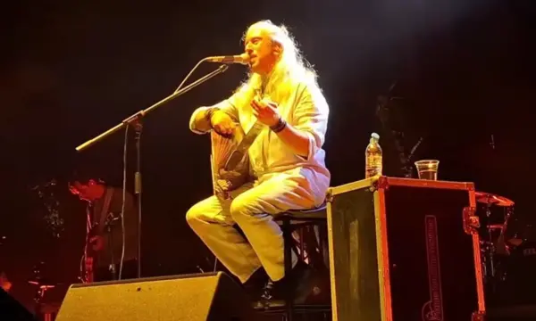 Γιάννης Χαρούλης: Αναφορά στον Μαζωνάκη σε συναυλία του – «Καλό παράδεισο Γιώργη»