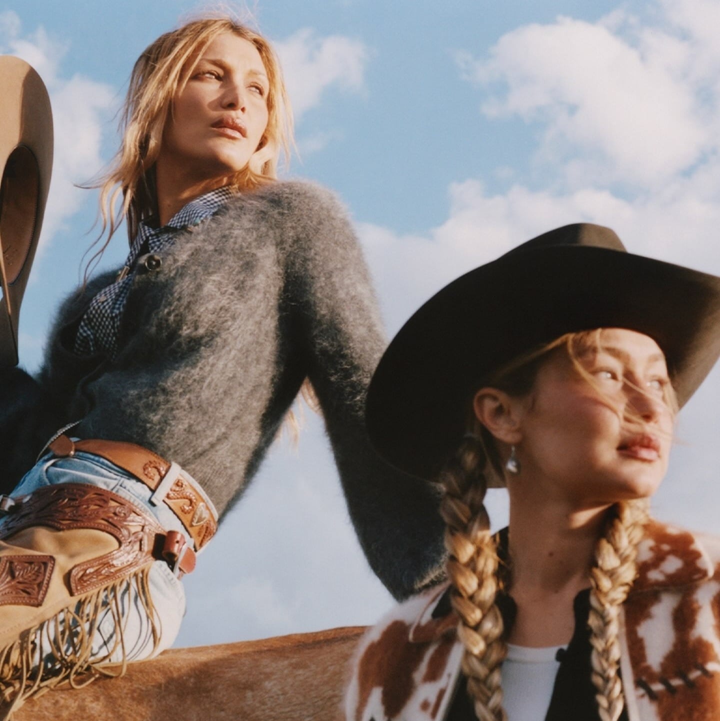 Gigi και Bella Hadid: Οι αδελφές μεταμορφώνονται σε cowgirls στη νέα καμπάνια της Guest in Residence
