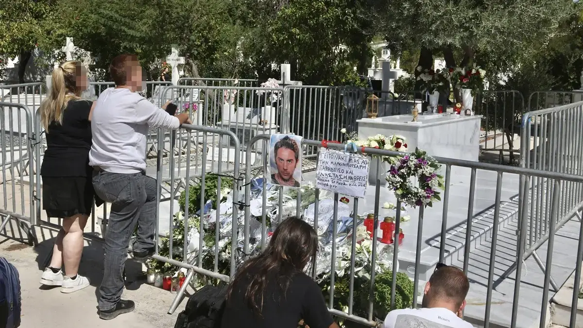 Γιώργος Μαζωνάκης: 2.000 άνθρωποι την ημέρα επισκέπτονται το μνήμα του στο Γ’ Νεκροταφείο