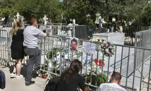 Γιώργος Μαζωνάκης: 2.000 άνθρωποι την ημέρα επισκέπτονται το μνήμα του στο Γ’ Νεκροταφείο