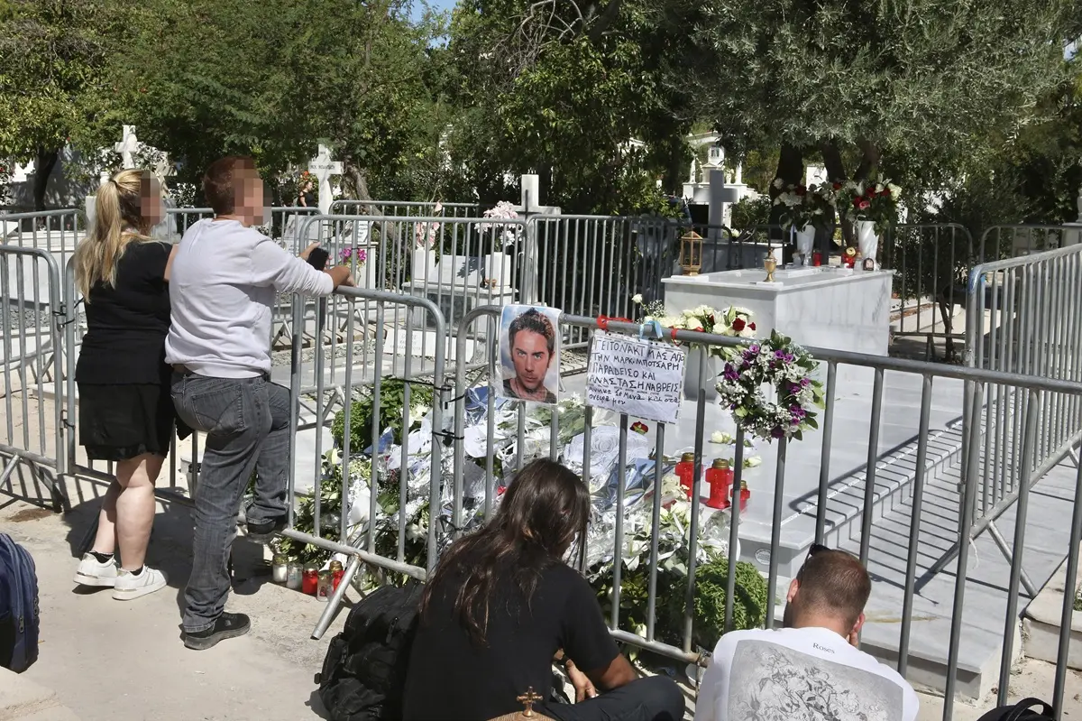 Γιώργος Μαζωνάκης: 2.000 άνθρωποι την ημέρα επισκέπτονται το μνήμα του στο Γ’ Νεκροταφείο