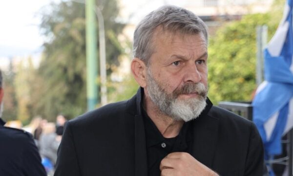 Απόστολος Γκλέτσος: Τραγουδά το «Θέλω να γυρίσω στα παλιά» στη μνήμη του Γιώργου Μαζωνάκη