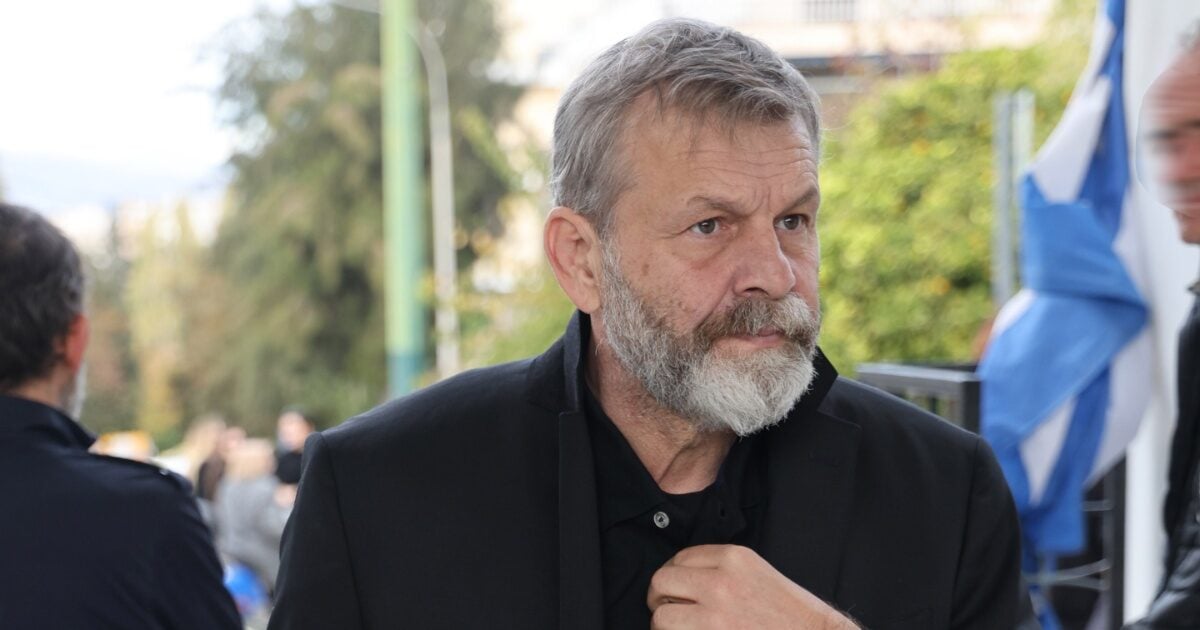 Απόστολος Γκλέτσος: Τραγουδά το «Θέλω να γυρίσω στα παλιά» στη μνήμη του Γιώργου Μαζωνάκη