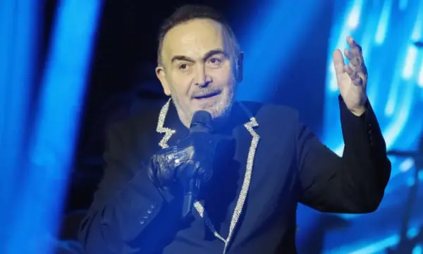 Σταμάτης Γονίδης: Βίντεο με σχόλια «Κόκαλο», «Ρομπότ» από κάτω