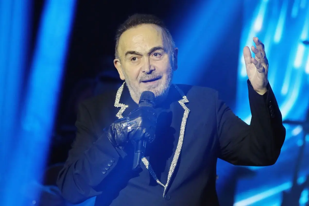 Σταμάτης Γονίδης: Βίντεο με σχόλια «Κόκαλο», «Ρομπότ» από κάτω