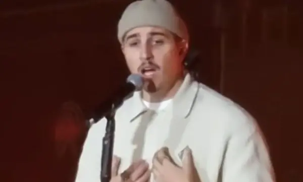 Good Job Nicky: Τίμησε τον Μαζωνάκη ερμηνεύοντας τραγούδι του πατέρα του – Ανατριχίλα στον Λυκαβηττό