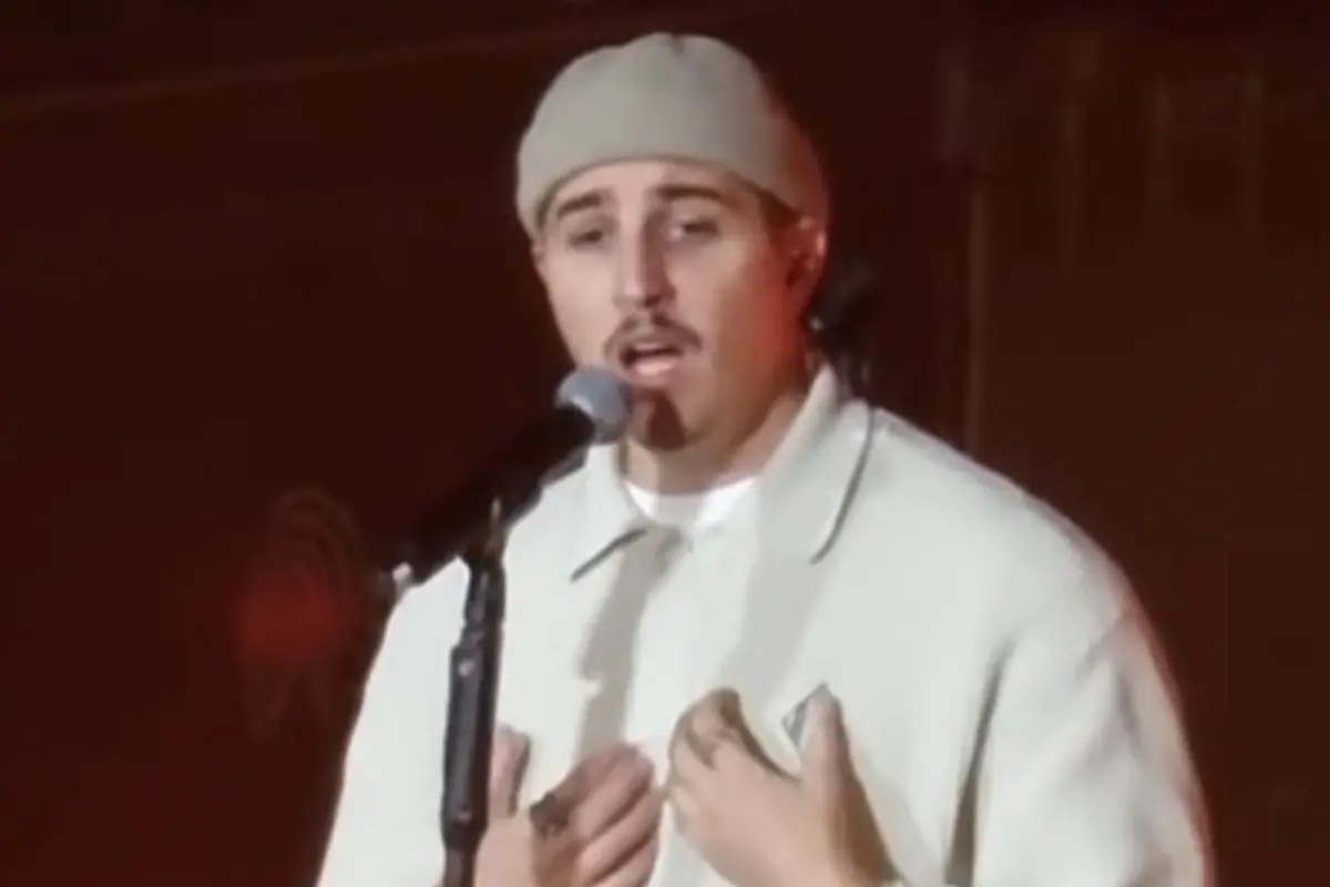 Good Job Nicky: Τίμησε τον Μαζωνάκη ερμηνεύοντας τραγούδι του πατέρα του – Ανατριχίλα στον Λυκαβηττό