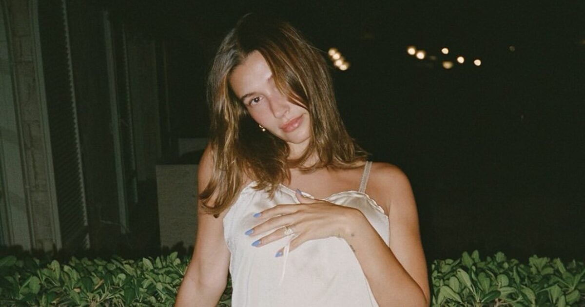 Hailey Bieber: Τα cashmere taupe nails της, η νέα εμμονή του φθινοπώρου