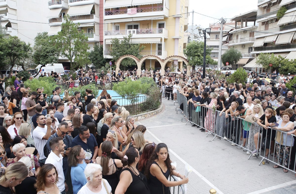 Γιώργος Μαζωνάκης: Ο κόσμος στη λαϊκή αγρυπνία, με τριαντάφυλλα, τραγούδια και χειροκροτήματα
