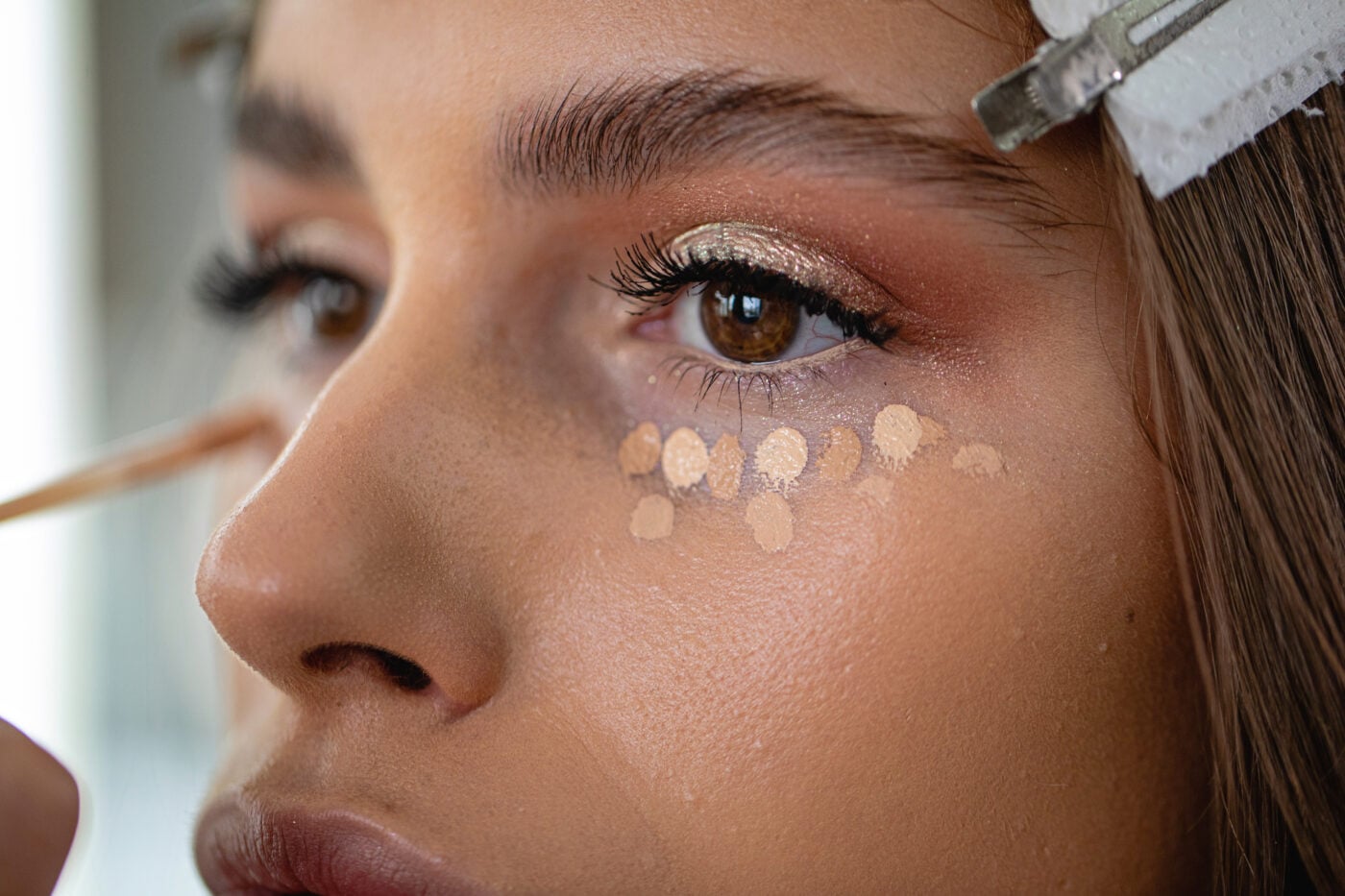 Concealer και foundation: Πρέπει το concealer να είναι πιο ανοιχτό; Οι makeup artists απαντούν