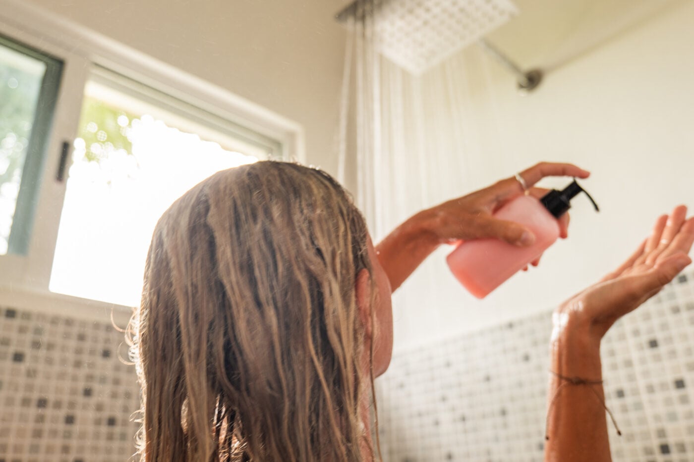 Moisture Layering: Η τελετουργία περιποίησης για καλοσχηματισμένες μπούκλες