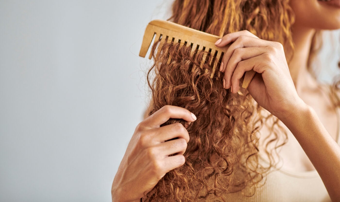 Moisture Layering: Η τελετουργία περιποίησης για καλοσχηματισμένες μπούκλες