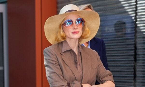 Jessica Chastain: Με ξανθό flippy bob και μακιγιάζ σε ψυχρές καφέ αποχρώσεις στο US Open
