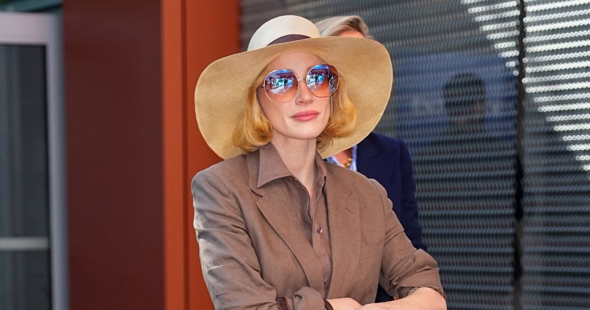 Jessica Chastain: Με ξανθό flippy bob και μακιγιάζ σε ψυχρές καφέ αποχρώσεις στο US Open