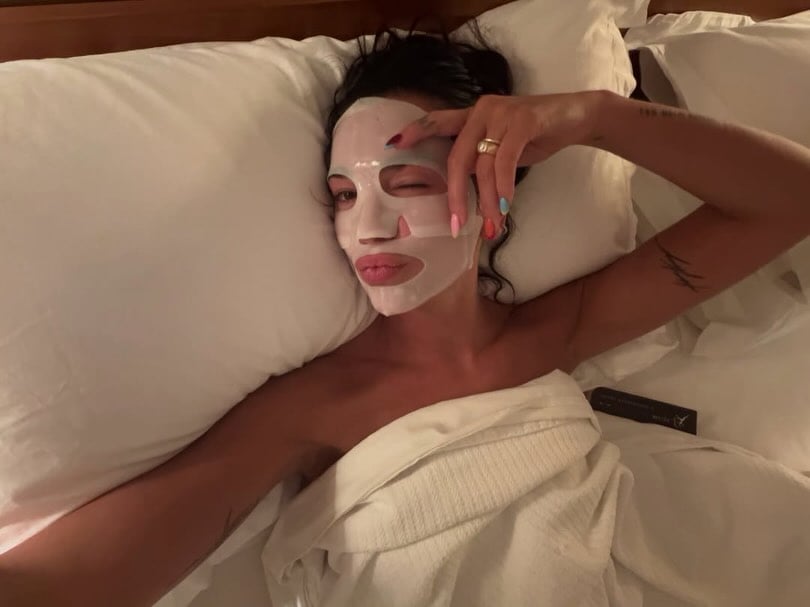 Dua Lipa: Neon french manicure στην Τζαμάικα – η pop εκδοχή της κλασικής τάσης