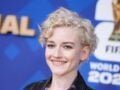 Julia Garner: Η νέα φωτογράφισή της συνδυάζει retro glamour και σύγχρονο beauty