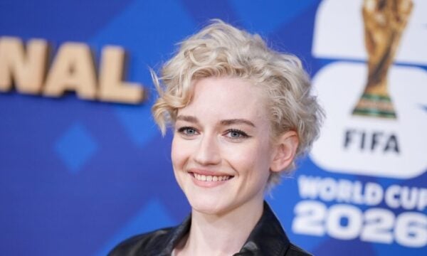 Julia Garner: Η νέα φωτογράφισή της συνδυάζει retro glamour και σύγχρονο beauty