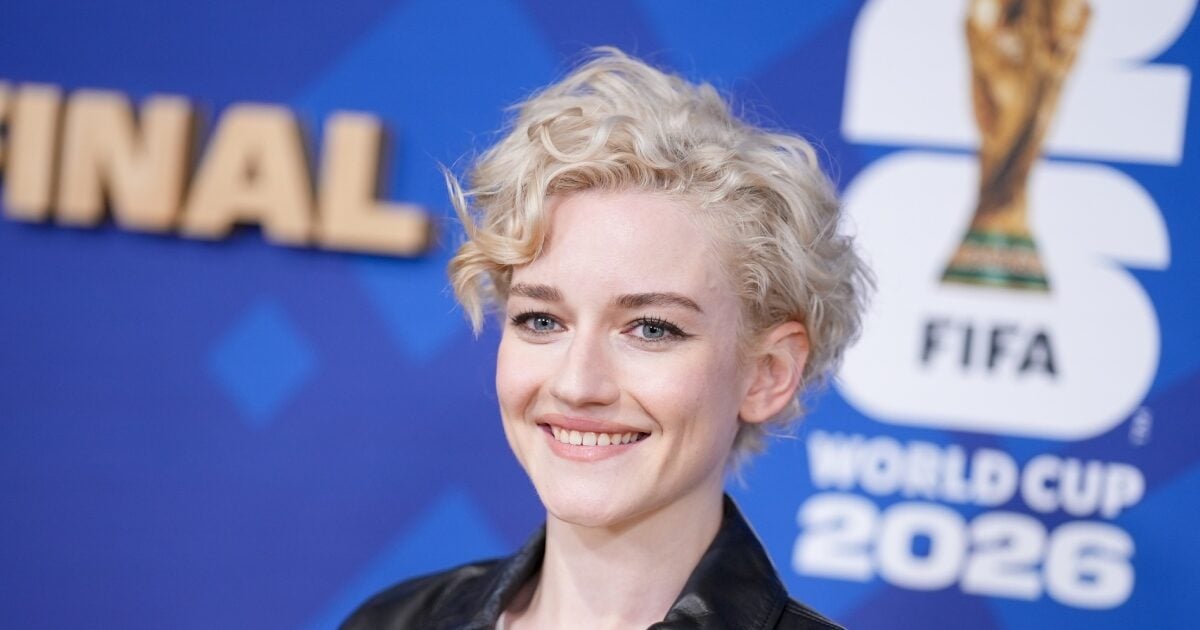Julia Garner: Η νέα φωτογράφισή της συνδυάζει retro glamour και σύγχρονο beauty